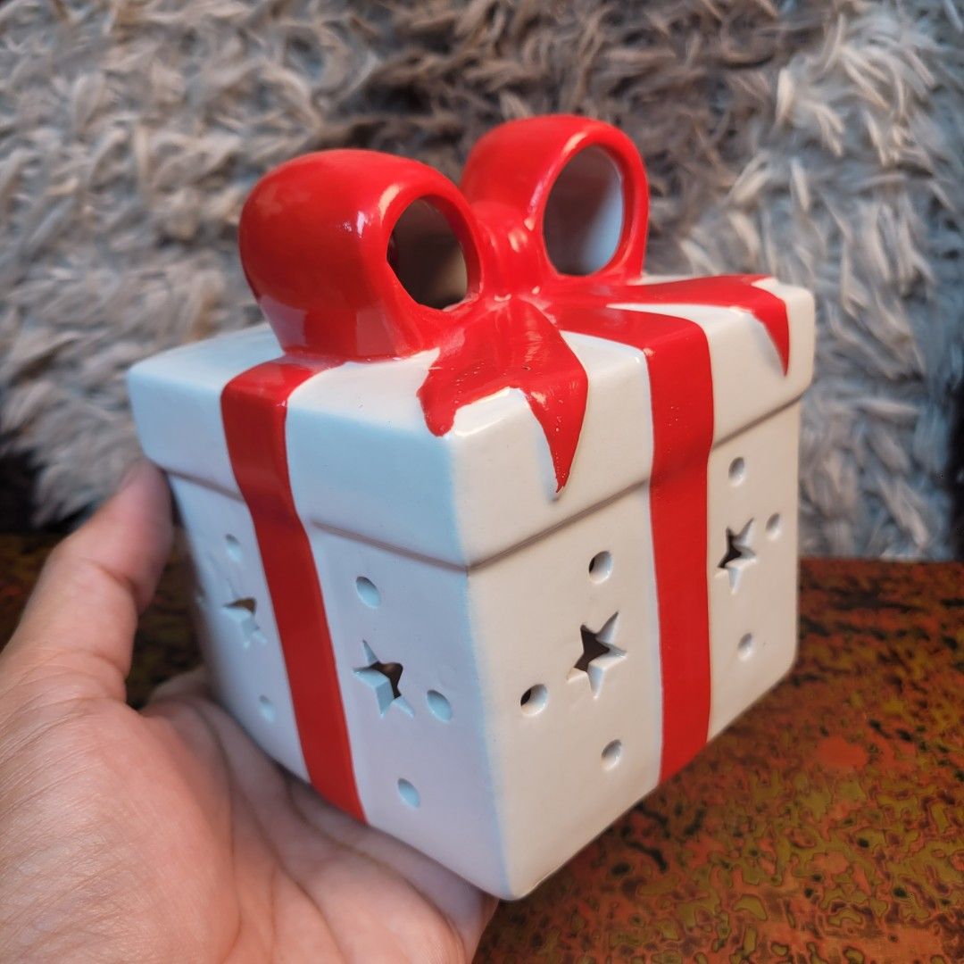 Around half kilo Christmas Present Ceramic Gift Box Luminary! (Category: Vintage Collectibles) located in Pasig City. Submitted by hoa_japan_surplus_32023 (Listing ID 1463221954, Image 2). Description: 5.5x4 inches, approx. ❌️NON-COD ✅️ PAYMENT FIRST POLICY ✅️ FIRST TO PAY _____________________________________________ ‼️SHIPPING OPTION‼️ 📌Flash Express, J&T, Gogo Express, Lalamove or Personal Pick-up Location: PASIG CITY ________________________