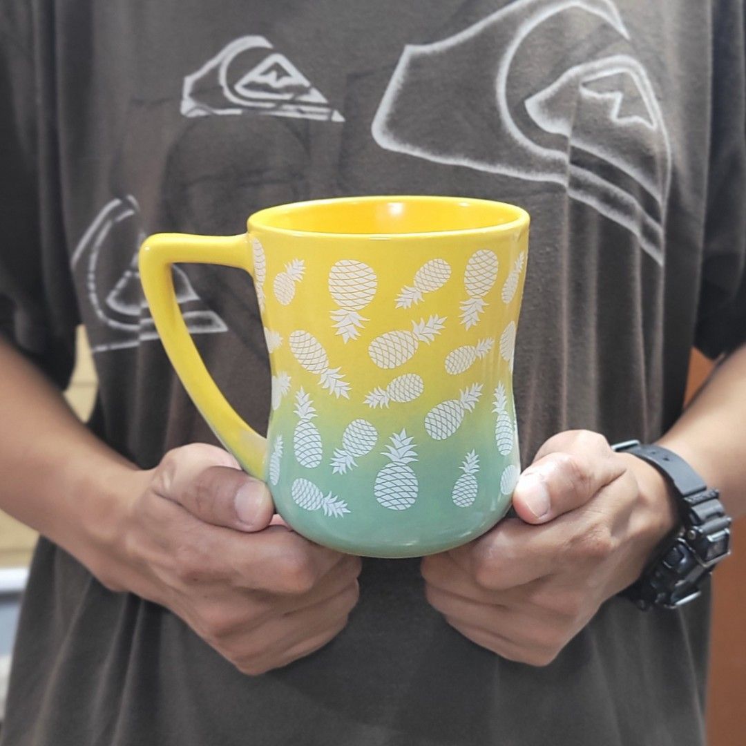 Around half kilo Jumbo Pineapple Pattern Two-Tone Gradient Ceramic Oversized Mug / Desk Planter. (Category: Coffee & Tea Tableware) located in Pasig City. Submitted by hoa_japan_surplus_32023 (Listing ID 1463156604, Image 1). Description: 6x5 inches, approx. ❌️NON-COD ✅️ PAYMENT FIRST POLICY ✅️ FIRST TO PAY _____________________________________________ ‼️SHIPPING OPTION‼️ 📌Flash Express, J&T, Gogo Express, Lalamove or Personal Pick-up Location: 