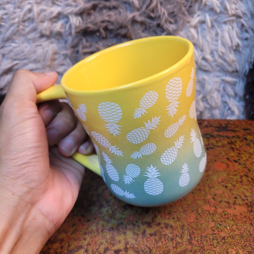 Around half kilo Jumbo Pineapple Pattern Two-Tone Gradient Ceramic Oversized Mug / Desk Planter. (Category: Coffee & Tea Tableware) located in Pasig City. Submitted by hoa_japan_surplus_32023 (Listing ID 1463156604, Image 2). Description: 6x5 inches, approx. ❌️NON-COD ✅️ PAYMENT FIRST POLICY ✅️ FIRST TO PAY _____________________________________________ ‼️SHIPPING OPTION‼️ 📌Flash Express, J&T, Gogo Express, Lalamove or Personal Pick-up Location: 