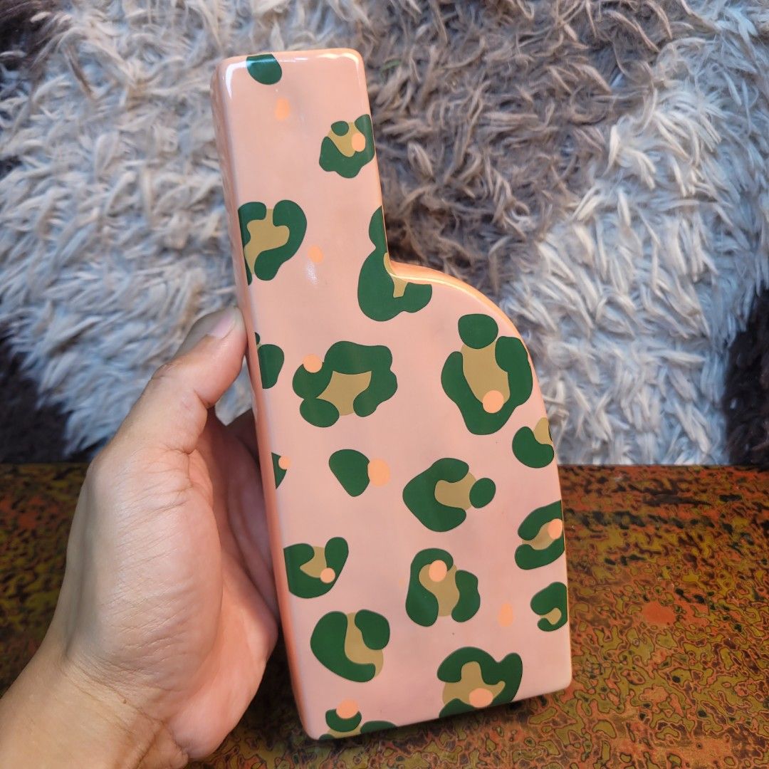 Around half kilo Modern Asymmetric Pink Leopard Ceramic Vase. (Category: Vases & Decorative Bowls) located in Pasig City. Submitted by hoa_japan_surplus_32023 (Listing ID 1463226873, Image 3). Description: 9x4 inches, approx. ❌️NON-COD ✅️ PAYMENT FIRST POLICY ✅️ FIRST TO PAY _____________________________________________ ‼️SHIPPING OPTION‼️ 📌Flash Express, J&T, Gogo Express, Lalamove or Personal Pick-up Location: PASIG CITY ______________________