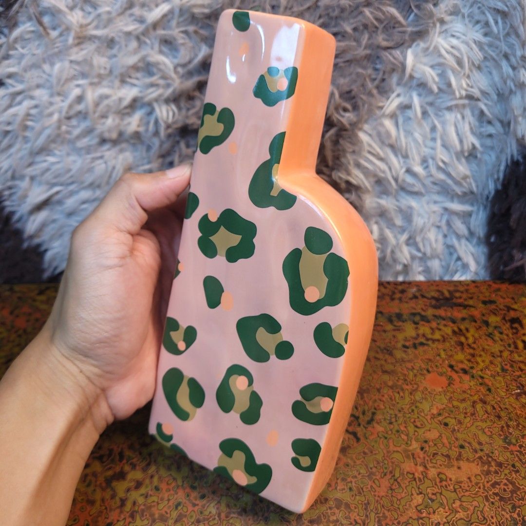 Around half kilo Modern Asymmetric Pink Leopard Ceramic Vase. (Category: Vases & Decorative Bowls) located in Pasig City. Submitted by hoa_japan_surplus_32023 (Listing ID 1463226873, Image 2). Description: 9x4 inches, approx. ❌️NON-COD ✅️ PAYMENT FIRST POLICY ✅️ FIRST TO PAY _____________________________________________ ‼️SHIPPING OPTION‼️ 📌Flash Express, J&T, Gogo Express, Lalamove or Personal Pick-up Location: PASIG CITY ______________________