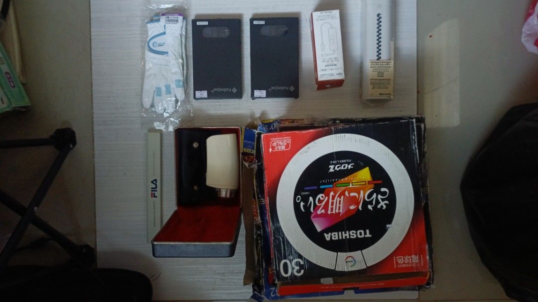 As Is de cluttering set (Category: Electrical, Adaptors & Sockets) located in Quezon City. Submitted by victorald25831 (Listing ID 1463240045, Image 1). Description: .