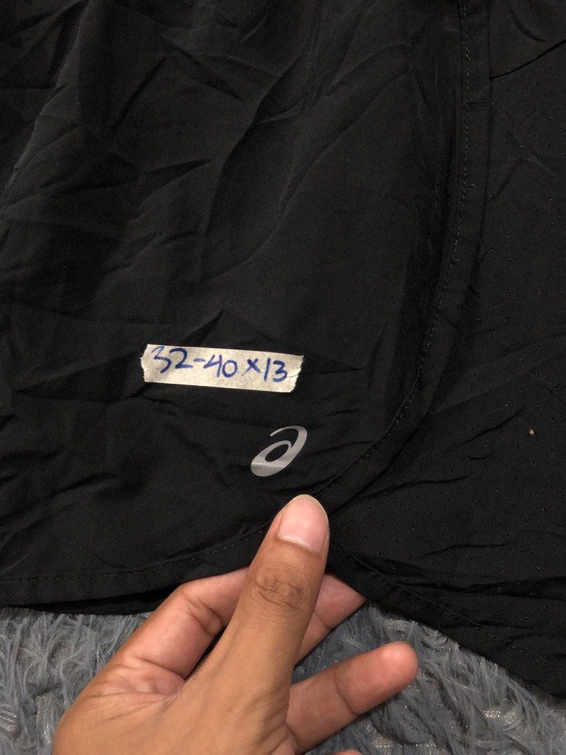 Asics with inner thighs (Category: Activewear) located in Manila. Submitted by raremountain00 (Listing ID 1463283783, Image 3). Description: Authentic Excellent condition Not sure kung issue or hindi , open both side sleeve ng short check last picture.