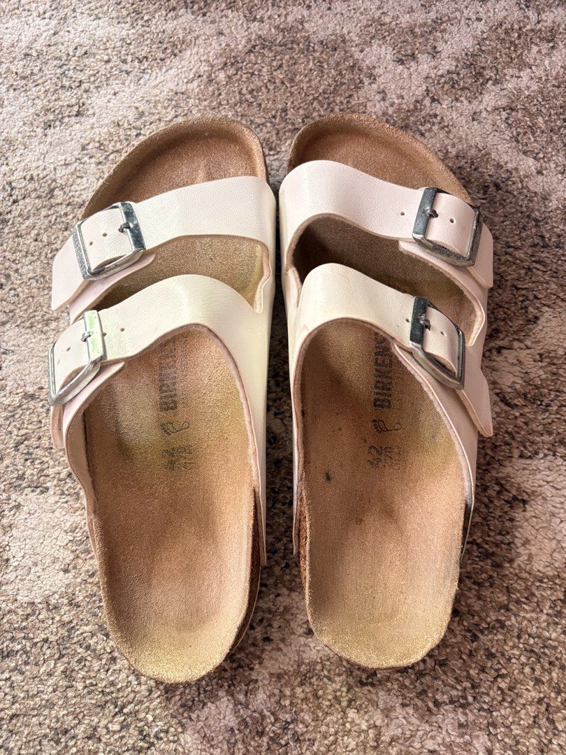 Auth Preloved Arizona Birkenstock (Category: Slippers & Slides) located in Paranaque City. Submitted by silentstone.dolphin (Listing ID 1463144830, Image 2). Description: With Minimal Flaw.. Pls refer to the photos.. Visible Print.. Size 42R.. Clean&Ready to Wear✅ Still Nice in Actual😍.