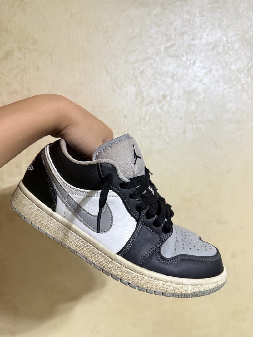 Authentic Air Jordan 1 Low SE GS 'Light Smoke Grey' (Category: Sneakers) located in Pasig City. Submitted by yoursunshinelover (Listing ID 1463276341, Image 1). Description: - Air Jordan 1 Low SE GS - Size: US 7.5Y - Colorway: Light Smoke Grey, Black, White - Classic low-top silhouette - Ideal for casual wear.
