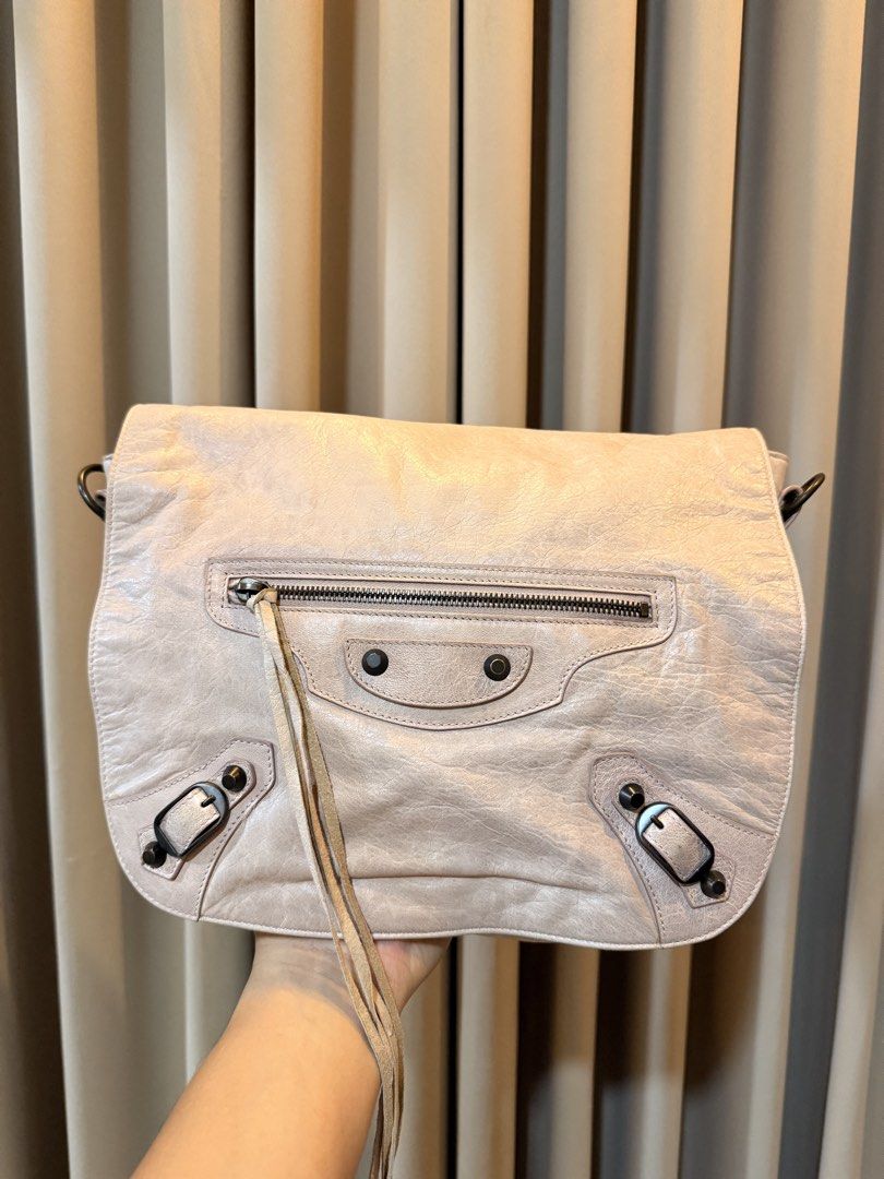 Authentic Balenciaga Le City Bag (Category: Shoulder Bags) located in Candaba. Submitted by beyondcollection (Listing ID 1463147622, Image 1). Description: - authentic - pink color - open for video call.