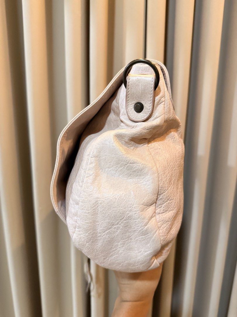 Authentic Balenciaga Le City Bag (Category: Shoulder Bags) located in Candaba. Submitted by beyondcollection (Listing ID 1463147622, Image 3). Description: - authentic - pink color - open for video call.
