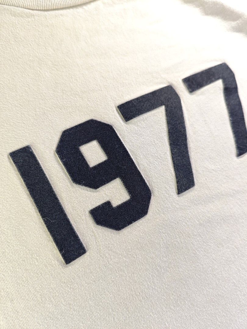 Authentic Essentials 1977 Gamuza Logo Cream Crew Neck Tee (Authentic/Legit) (Category: Tshirts & Polo Shirts ) located in San Pedro. Submitted by chronothrift2ndacc (Listing ID 1463183962, Image 3). Description: - Size: XXS on tag (Best Fit Medium) (W21.5 x 27L) - Condition: 9.2/10 - Color Rate: 9.2/10 - Flaws: ❌❌❌ MOD: J&T Express / Lalamove / Meet MOP: Gcash / Bank Transfer.