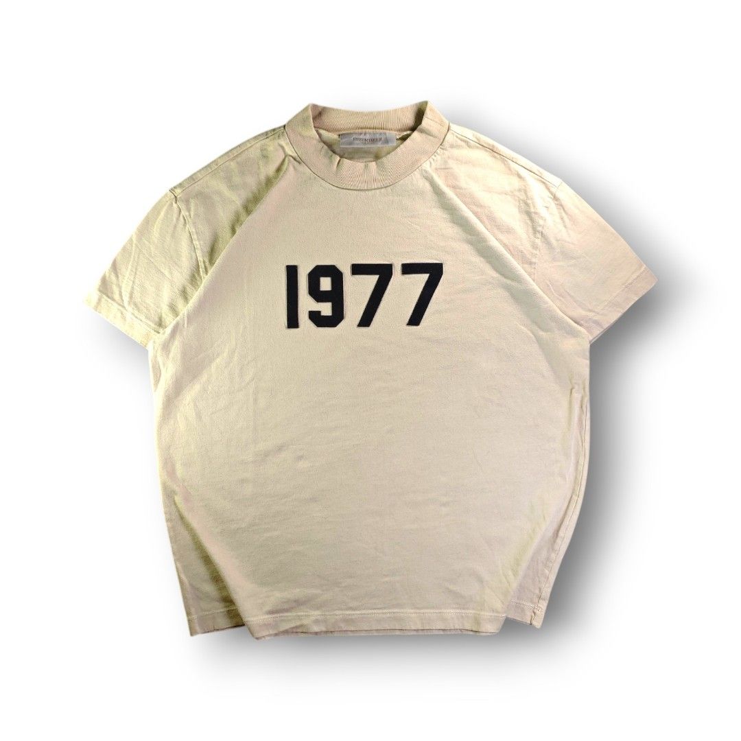Authentic Essentials 1977 Gamuza Logo Cream Crew Neck Tee (Authentic/Legit) (Category: Tshirts & Polo Shirts ) located in San Pedro. Submitted by chronothrift2ndacc (Listing ID 1463183962, Image 1). Description: - Size: XXS on tag (Best Fit Medium) (W21.5 x 27L) - Condition: 9.2/10 - Color Rate: 9.2/10 - Flaws: ❌❌❌ MOD: J&T Express / Lalamove / Meet MOP: Gcash / Bank Transfer.