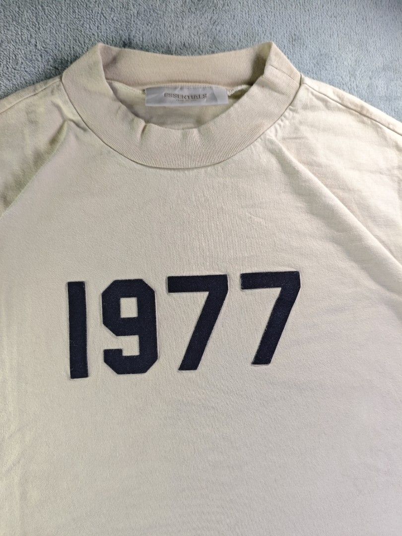 Authentic Essentials 1977 Gamuza Logo Cream Crew Neck Tee (Authentic/Legit) (Category: Tshirts & Polo Shirts ) located in San Pedro. Submitted by chronothrift2ndacc (Listing ID 1463183962, Image 2). Description: - Size: XXS on tag (Best Fit Medium) (W21.5 x 27L) - Condition: 9.2/10 - Color Rate: 9.2/10 - Flaws: ❌❌❌ MOD: J&T Express / Lalamove / Meet MOP: Gcash / Bank Transfer.