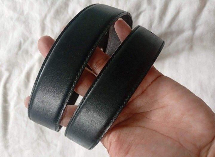 Authentic vintage Gucci Black Leather Belt with GG Buckle (Category: Belts) located in Iriga City. Submitted by sybelshop (Listing ID 1463158321, Image 3). Description: - Authentic Gucci Belt - Color: Black Leather - Iconic GG Buckle - Size: 75 - Made in Italy - Great statement piece - Selling as is.