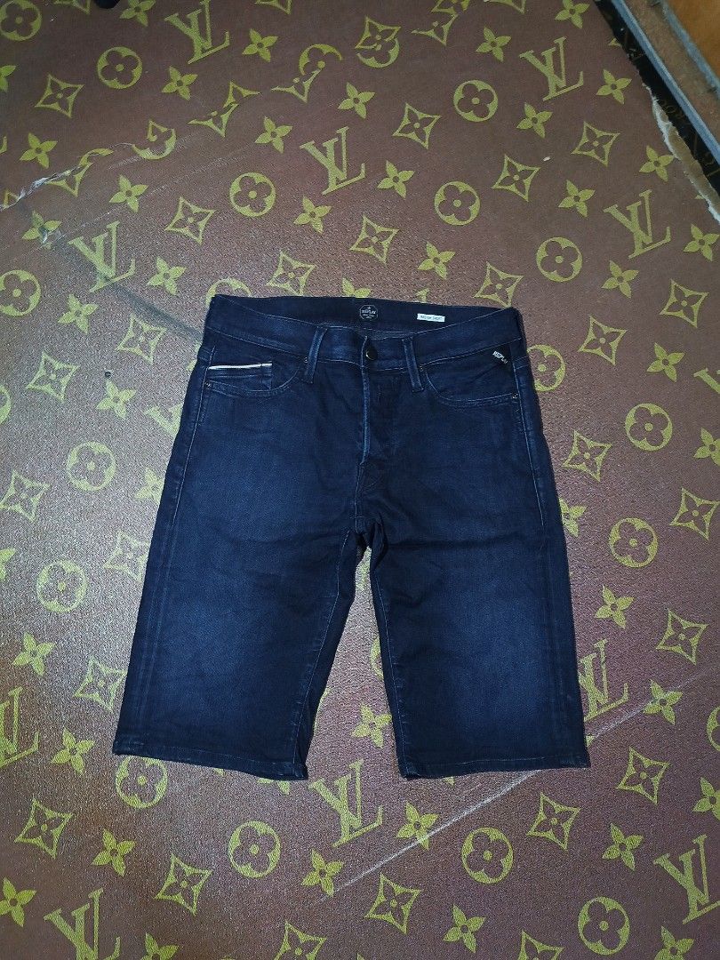AUTHENTIC REPLAY WAITOMB STRETCHABLE DENIM SHORT (Category: Luxury Apparel) located in Cebu City. Submitted by kramarklegitseller_2022 (Listing ID 1463178346, Image 2). Description: REPLAY WAITOM DENIM SHORT ‼️ STRETCHABLE FABRIC ‼️ SIZE "31-"33 LENGTH "22 AS NEW CONDITION 10/10 COLORATE NO ISSUES NEED WASH 1,200 + SF CEBU LOCATION 📍 CAN SHIP NATIONWIDE 🚢🛫.