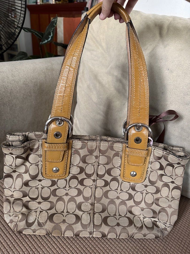 Authentic Vintage Coach Soho Pleated (Category: Luxury Bags & Wallets) located in Manila. Submitted by happyocean22 (Listing ID 1463272383, Image 2). Description: - Stylish brown tote bag - Durable canvas material - Spacious interior - Classic and versatile design.