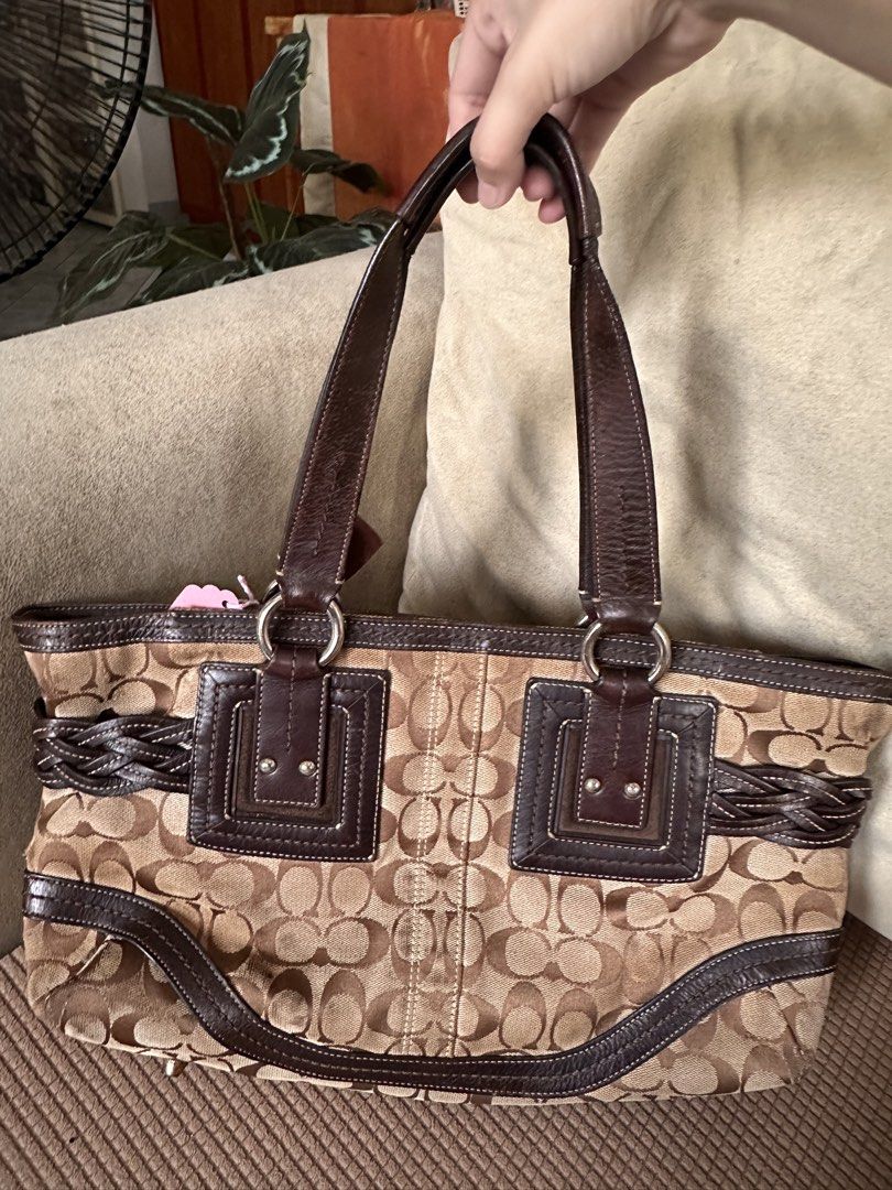 Authentic Vintage Coach Y2K Bag🤎 (Category: Luxury Bags & Wallets) located in Manila. Submitted by happyocean22 (Listing ID 1463270788, Image 2). Description: - Stylish brown tote bag - Durable canvas material - Spacious interior - Classic and versatile design.