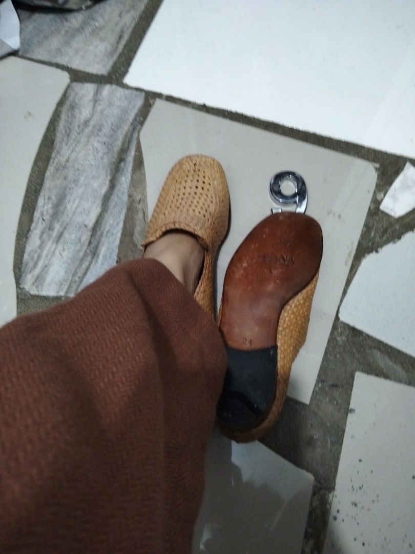 Avana (Category: Flats & Sandals) located in El Salvador. Submitted by francheskaukayukay (Listing ID 1463189213, Image 3). Description: size 8-9 women size 7 men.