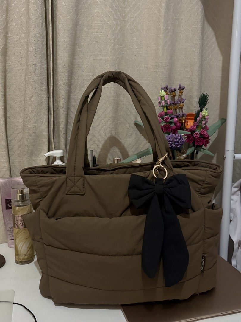BAGSMART Puffy Tote Bag (Category: Tote Bags) located in Lipa City. Submitted by cess.declutter (Listing ID 1463182256, Image 1). Description: rfs: tote bags is not for me comes w the ribbon keychain na used once size: 18L-14” Laptop.