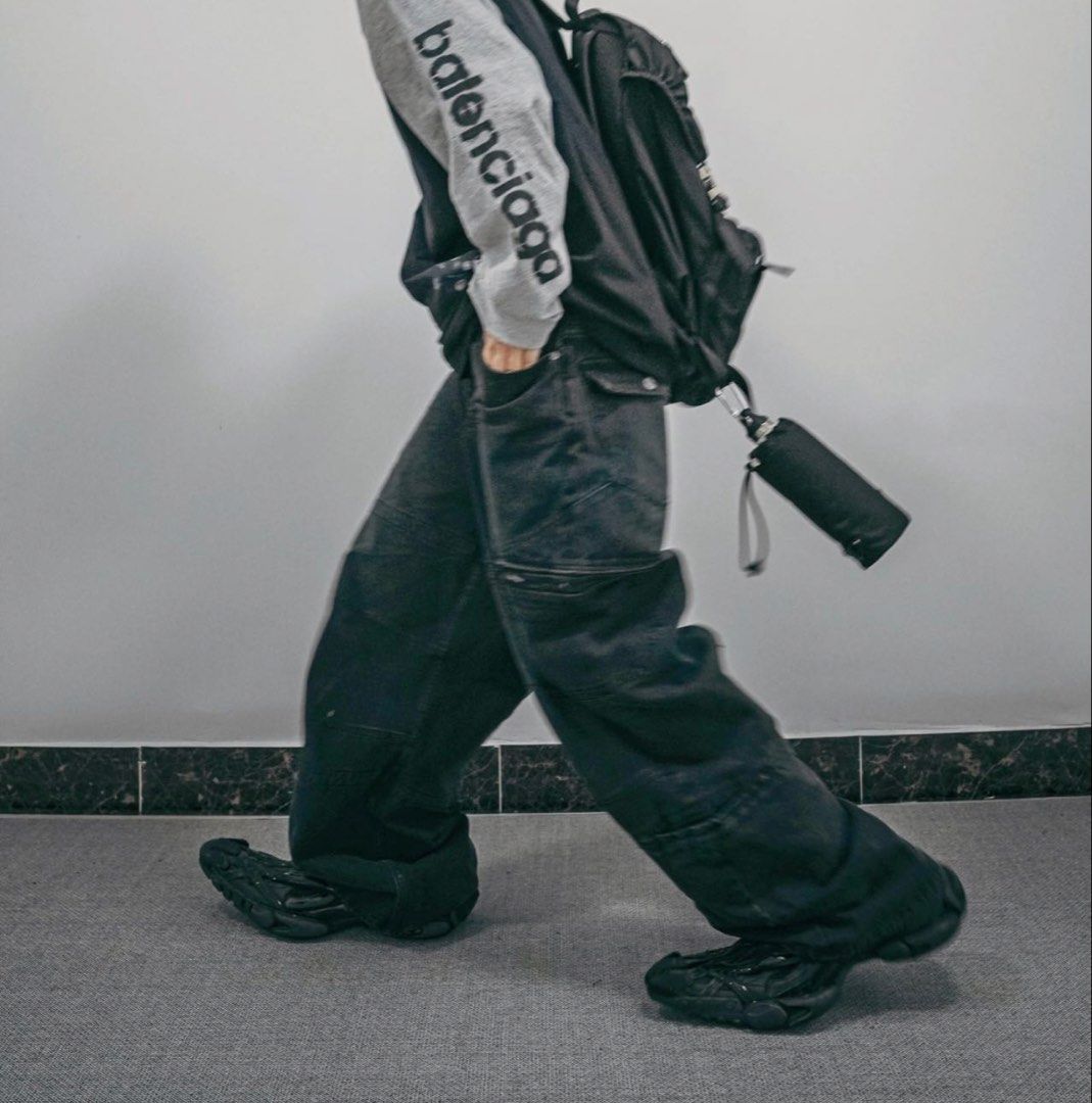 BALENCIAGA Cargo Pants (Category: Jeans) located in Calamba. Submitted by thrifthstlrs (Listing ID 1463299457, Image 3). Description: .