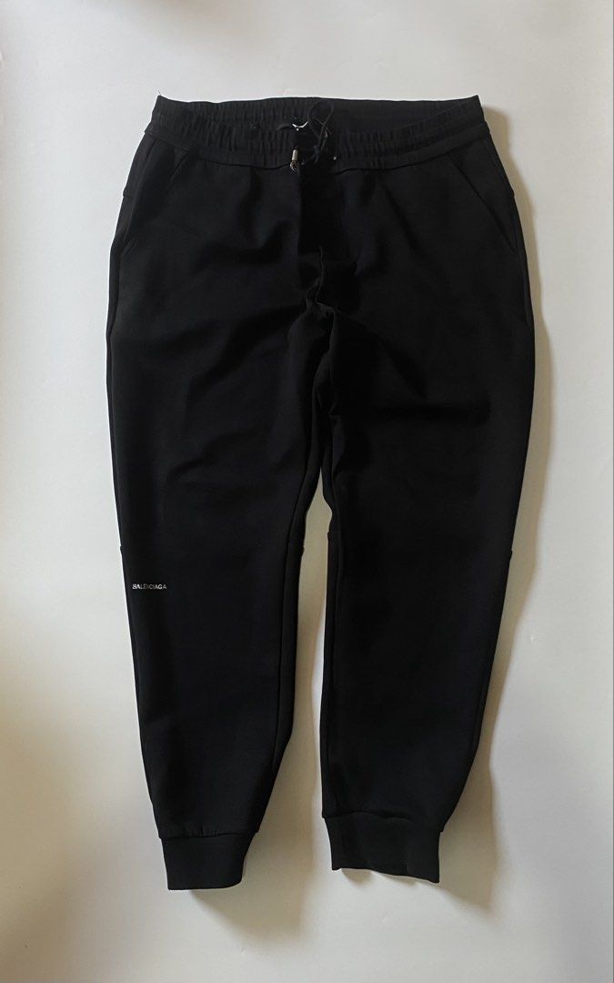Balenciaga Fleece Sweatpants (Category: Joggers) located in Manila. Submitted by finofindthisart (Listing ID 1463235985, Image 2). Description: Length 38 Waist 32-36 Hem 5-6 Measured it by inches P650 Issue: N/A This is a pre-loved/thrifted items and may show minor signs of issue due to its vintage nature. Kindly manage expectations. No refunds or exchanges will be accepted. 📍Pasay City DM for inquiries..