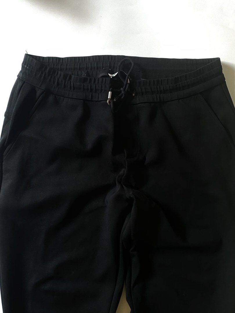Balenciaga Fleece Sweatpants (Category: Joggers) located in Manila. Submitted by finofindthisart (Listing ID 1463235985, Image 3). Description: Length 38 Waist 32-36 Hem 5-6 Measured it by inches P650 Issue: N/A This is a pre-loved/thrifted items and may show minor signs of issue due to its vintage nature. Kindly manage expectations. No refunds or exchanges will be accepted. 📍Pasay City DM for inquiries..