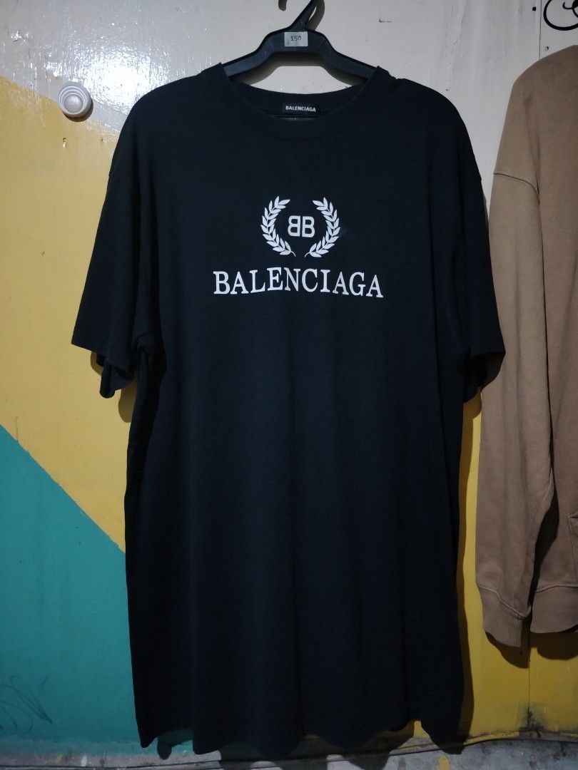 Balenciaga Logo T-Shirt (Category: Tshirts & Polo Shirts ) located in Caloocan City. Submitted by vincefresn21903 (Listing ID 1463258048, Image 1). Description: - Authentic Black Balenciaga T-shirt - Features the classic BB logo with a laurel wreath - Crew neck, short sleeves - Ideal for casual wear - Please check photos for detailed condition.
