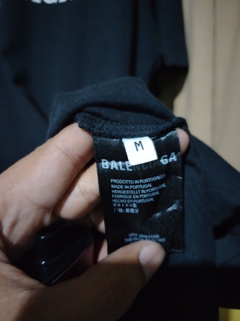 Balenciaga Logo T-Shirt (Category: Tshirts & Polo Shirts ) located in Caloocan City. Submitted by vincefresn21903 (Listing ID 1463258048, Image 3). Description: - Authentic Black Balenciaga T-shirt - Features the classic BB logo with a laurel wreath - Crew neck, short sleeves - Ideal for casual wear - Please check photos for detailed condition.