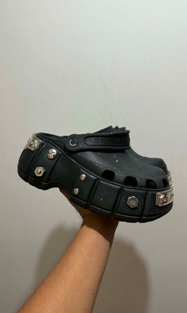 Balenciaga x crocs (Category: Slippers & Slides) located in Koronadal. Submitted by mannylagada880 (Listing ID 1463202680, Image 1). Description: kn good condition ship nationwide ✈️.