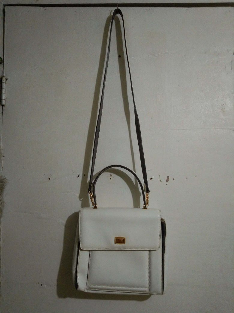 BALLY (Category: Luxury Bags & Wallets) located in Argao. Submitted by lafygeoge43677 (Listing ID 1463262158, Image 3). Description: Bally bag.