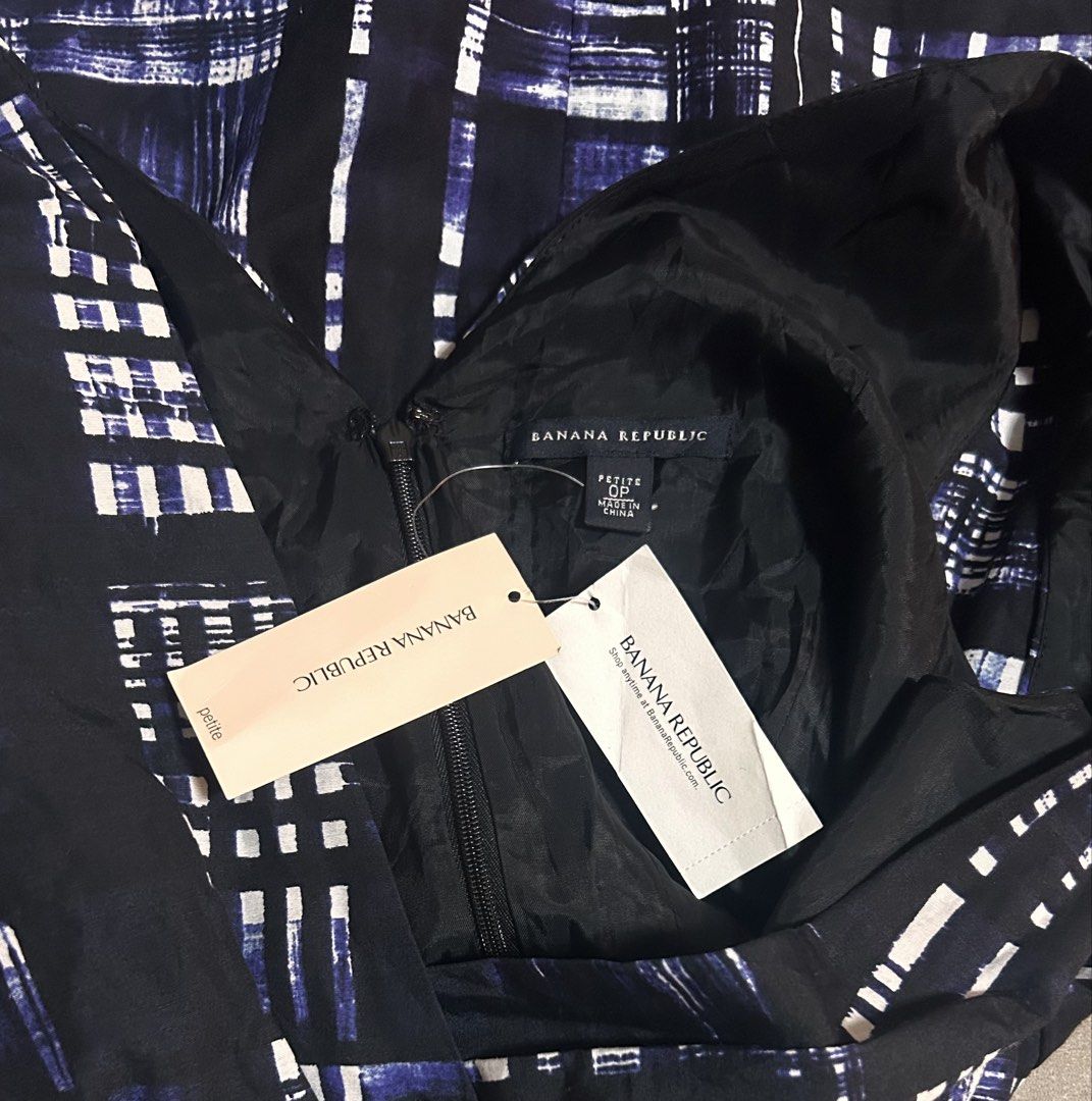 BANANA REPUBLIC (Category: Dresses) located in Davao. Submitted by sart0ria85 (Listing ID 1463267629, Image 3). Description: A blue black and white abstract print bodycon sleeveless dress. 69% COTTON 31% SILK MADE IN CHINA 🇨🇳 XSMALL. Size 2 0 in details but this is american size, perfect for size 2. EXCELLENT CONDITION 100% Never used..