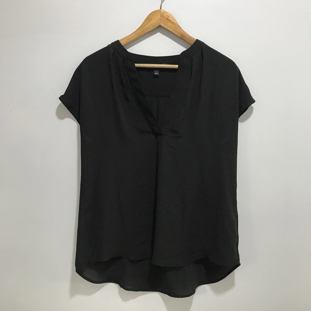 BANANA REPUBLIC Black Blouse Top (Category: Blouses) located in Cavite. Submitted by tanya.valentin (Listing ID 1463295305, Image 2). Description: - 22x28.