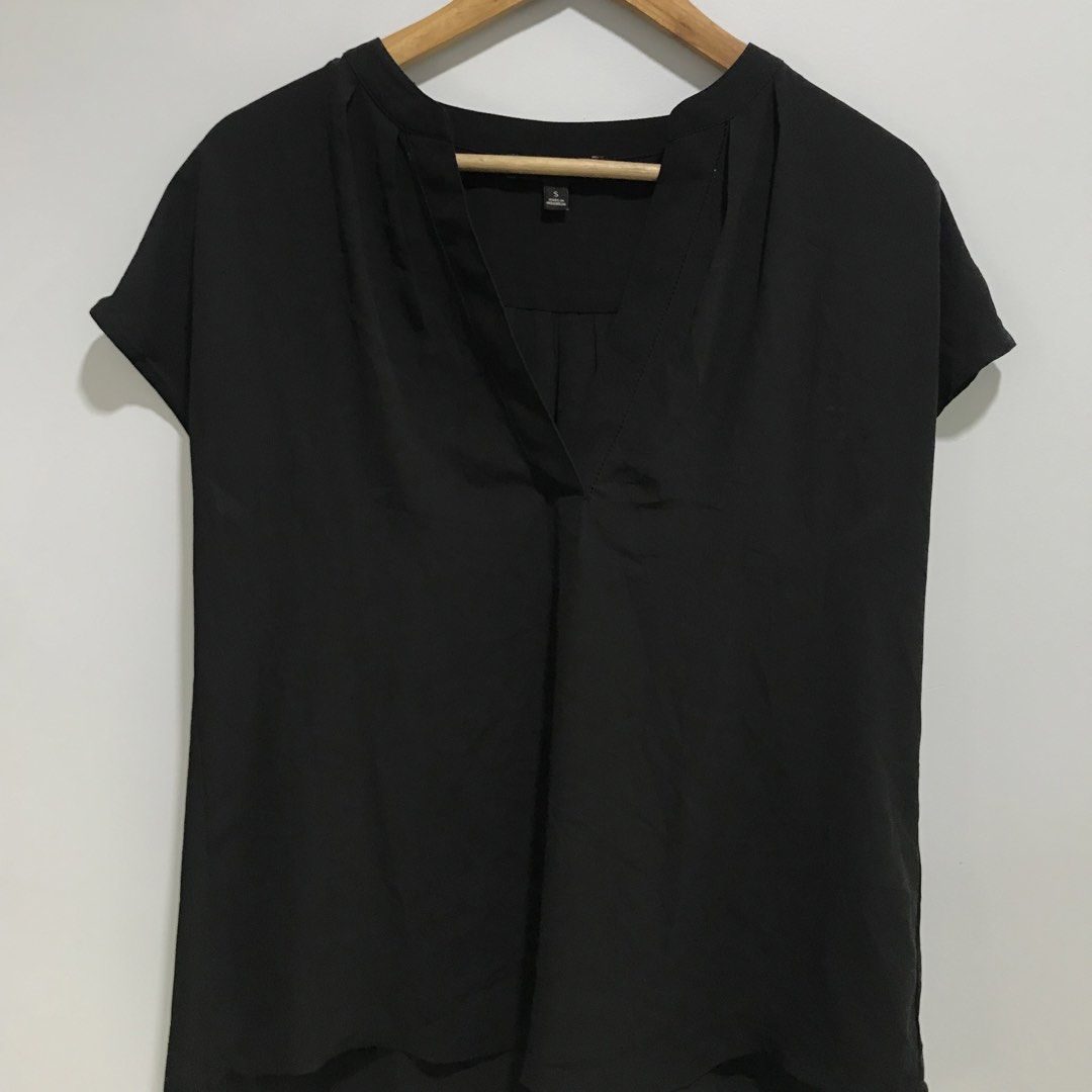BANANA REPUBLIC Black Blouse Top (Category: Blouses) located in Cavite. Submitted by tanya.valentin (Listing ID 1463295305, Image 1). Description: - 22x28.