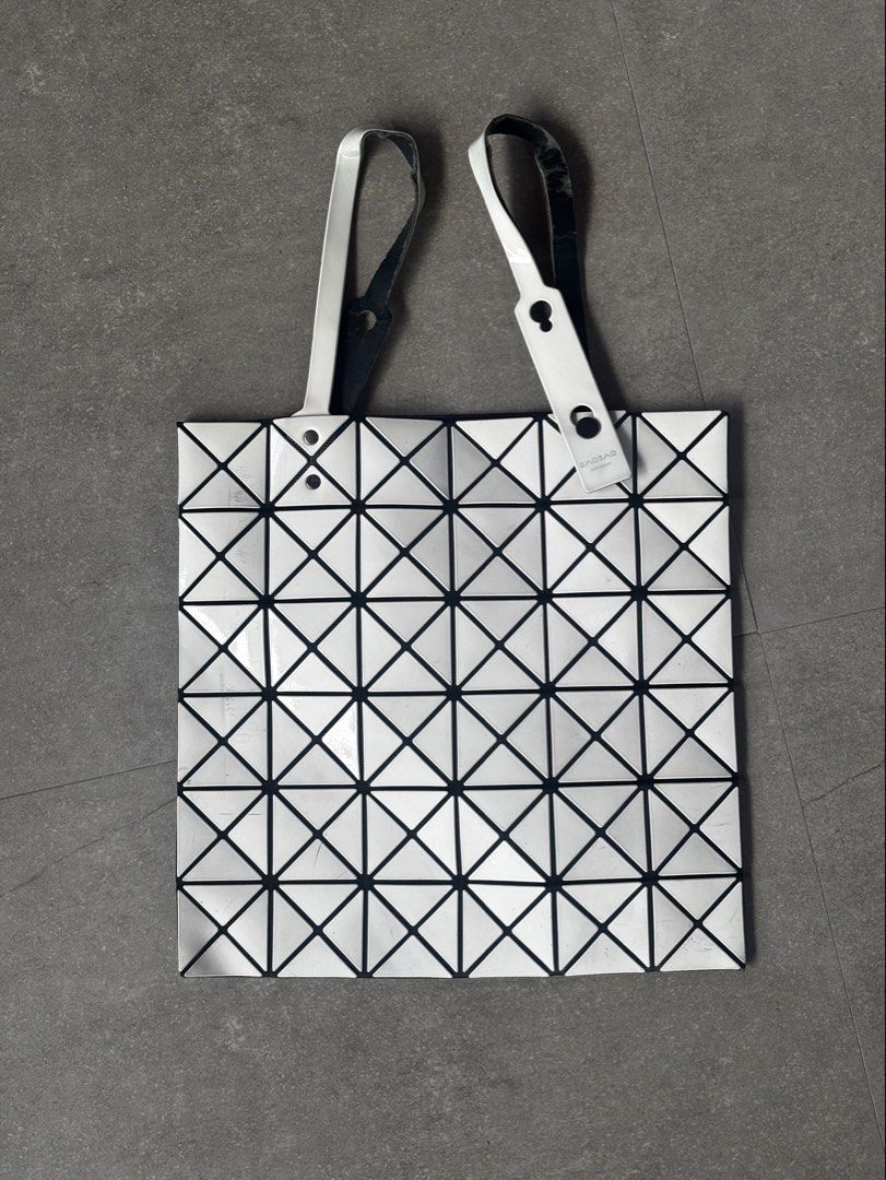 BAO BAO ISSEY MIYAKE Tote Bag (Category: Tote Bags) located in Apalit. Submitted by orchid555_ (Listing ID 1463178268, Image 1). Description: Flaw: sira pasira ang handle (see last slide) other than that kerihey na sha .
