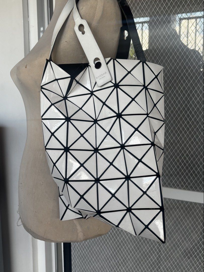 BAO BAO ISSEY MIYAKE Tote Bag (Category: Tote Bags) located in Apalit. Submitted by orchid555_ (Listing ID 1463178268, Image 2). Description: Flaw: sira pasira ang handle (see last slide) other than that kerihey na sha .