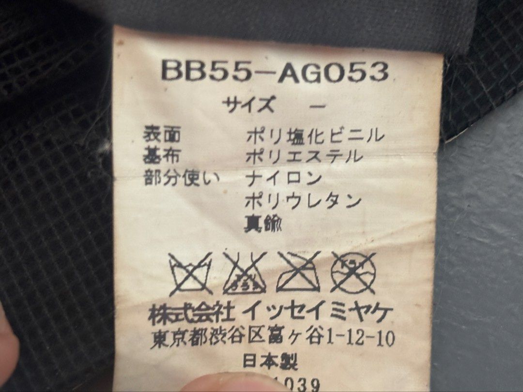 BAO BAO ISSEY MIYAKE Tote Bag (Category: Tote Bags) located in Apalit. Submitted by orchid555_ (Listing ID 1463178268, Image 3). Description: Flaw: sira pasira ang handle (see last slide) other than that kerihey na sha .