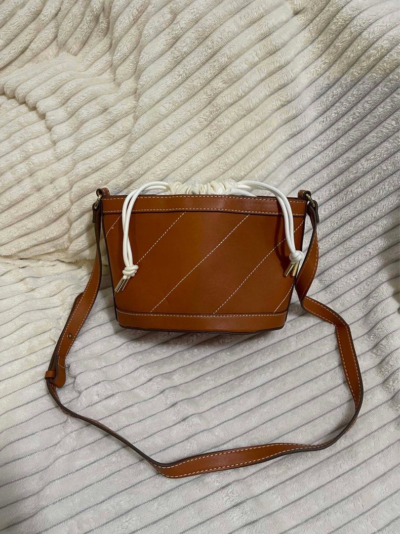 Beach bag, everyday bag,sling bag (Category: Beach Bags) located in Quezon. Submitted by glambasic (Listing ID 1463150557, Image 1). Description: Original estee lauder bag Can fit your everyday belongings CaN fit promax,small to medium wallet together your lipsticks,perfume and powder.