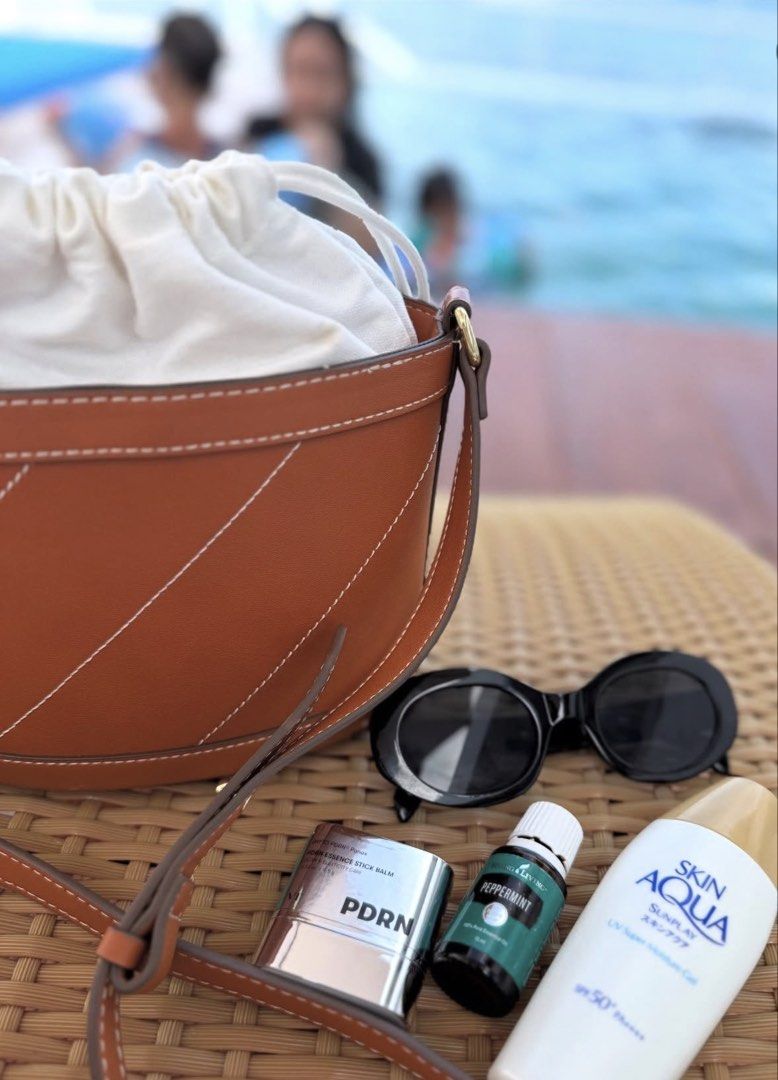 Beach bag, everyday bag,sling bag (Category: Beach Bags) located in Quezon. Submitted by glambasic (Listing ID 1463150557, Image 2). Description: Original estee lauder bag Can fit your everyday belongings CaN fit promax,small to medium wallet together your lipsticks,perfume and powder.