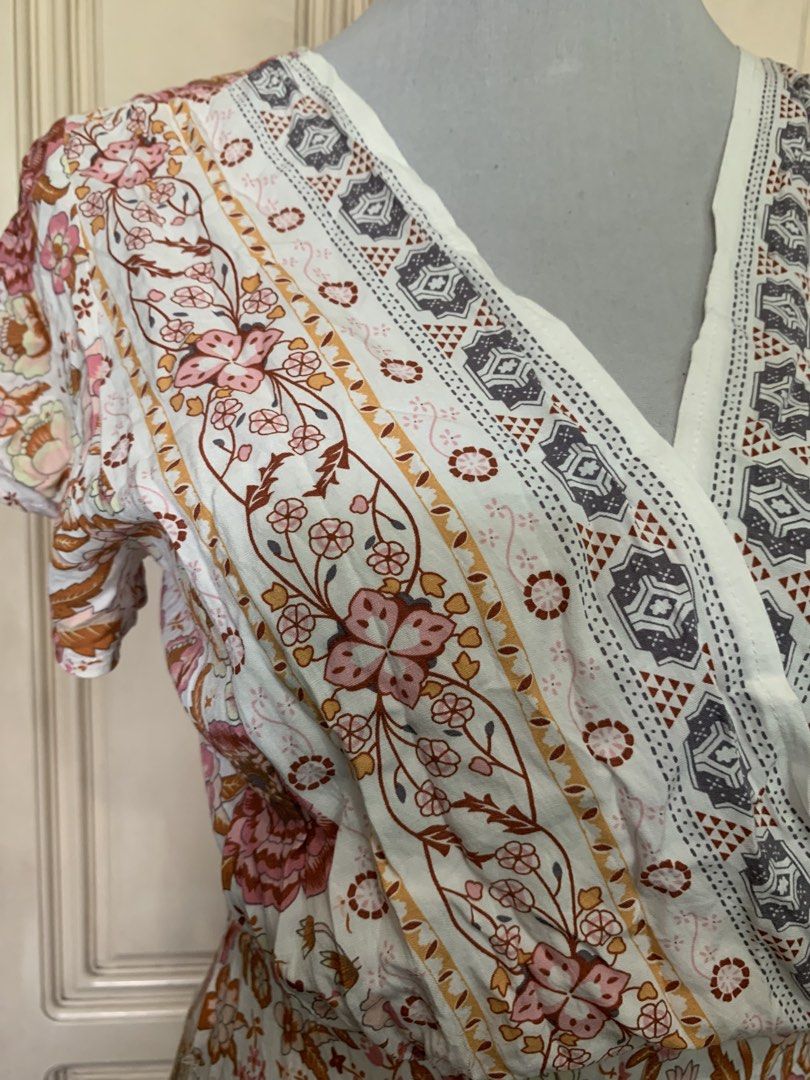 Beige Boho Floral Wrap Maxi Dress (Category: Dresses) located in Quezon City. Submitted by clothingline4sale (Listing ID 1463195025, Image 2). Description: Beige Floral Wrapped Dress Very good condition/ like new Size: Medium Bust: up to 38” ; Waist: 30-32” ; Length: 55” Very nice in actual .