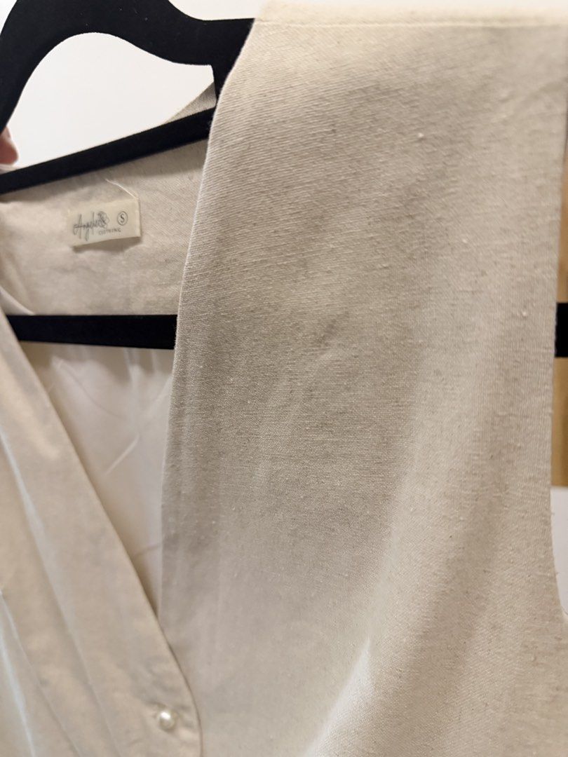 Beige Linen Vest Size S (Category: Sleeveless) located in Cebu City. Submitted by kpf5991 (Listing ID 1463278046, Image 3). Description: - Linen blend fabric - V-neckline with button closure - Elegant pearl button details - Perfect for smart casual outfits - Can be worn on its own or layered - Size S.