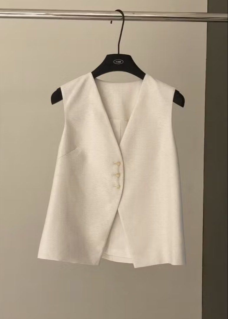 Beige Linen Vest Size S (Category: Sleeveless) located in Cebu City. Submitted by kpf5991 (Listing ID 1463278046, Image 2). Description: - Linen blend fabric - V-neckline with button closure - Elegant pearl button details - Perfect for smart casual outfits - Can be worn on its own or layered - Size S.