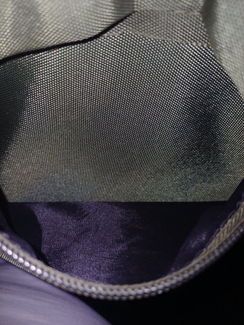 Bench Sling Bag (Category: Sling Bags) located in Marikina City. Submitted by funzoi324 (Listing ID 1463154422, Image 3). Description: ✅️Size : 8 × 8.5inches ✅️No holes ✅️Not damaged zippers RFS: Decluttering.