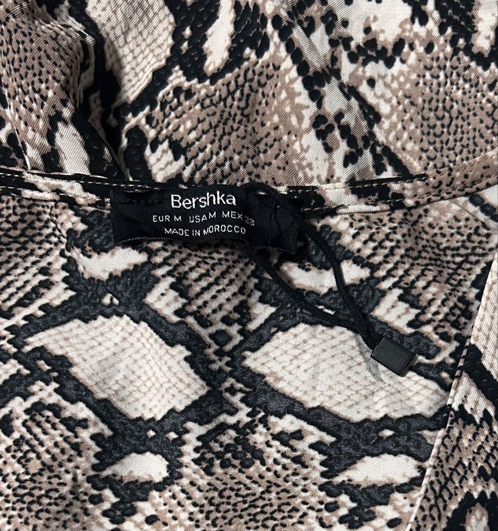 BERSHKA (Category: Blouses) located in Davao. Submitted by sart0ria85 (Listing ID 1463278611, Image 3). Description: A snake skin print with two ties on belly part. 100%POLYESTER MADE IN MOROCCO 🇲🇦 MEDIUM. Size 6 EXCELLENT CONDITION (92/100).