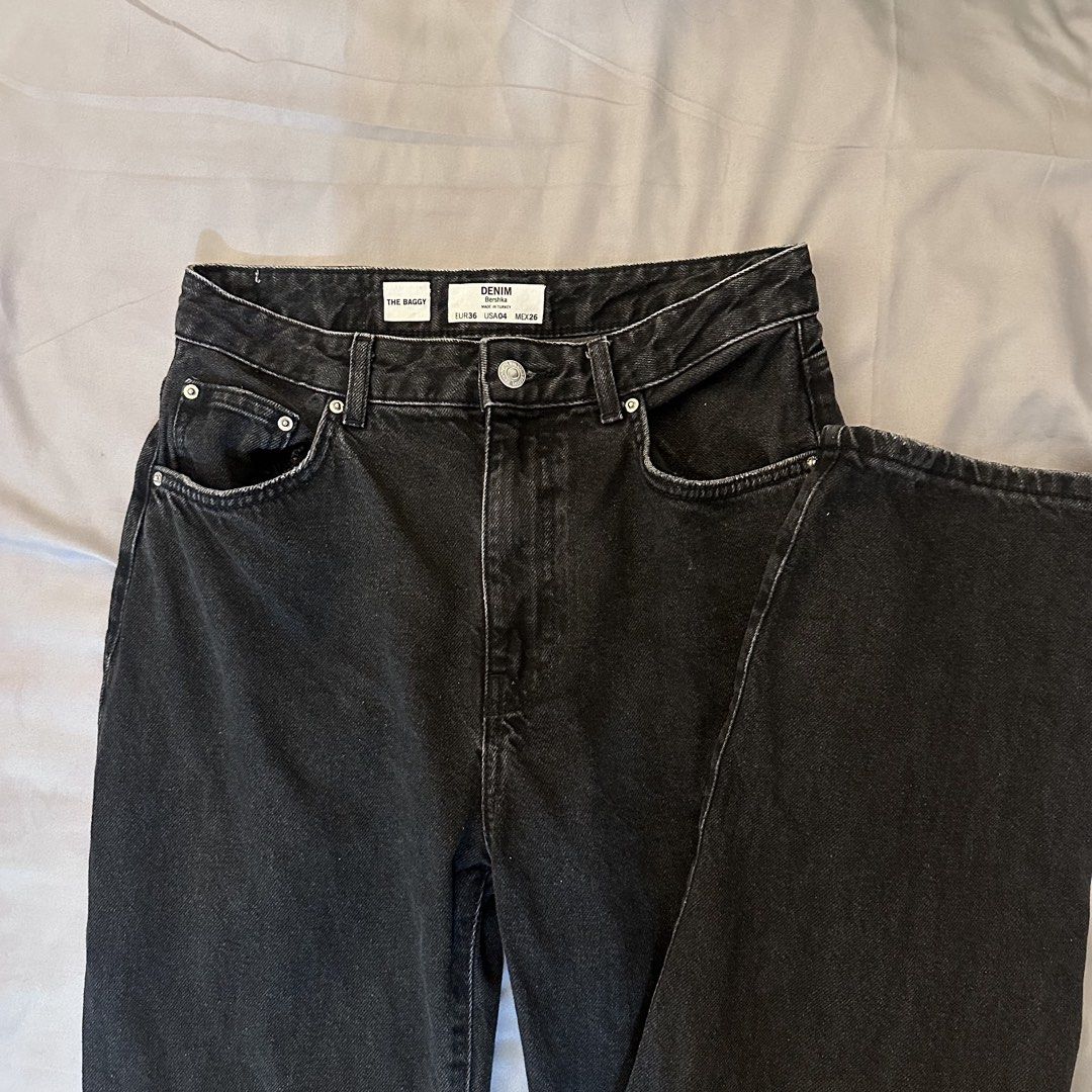 Bershka Black Baggy Jeans (Category: Jeans) located in Cabuyao City. Submitted by hyugaclan (Listing ID 1463222280, Image 1). Description: .