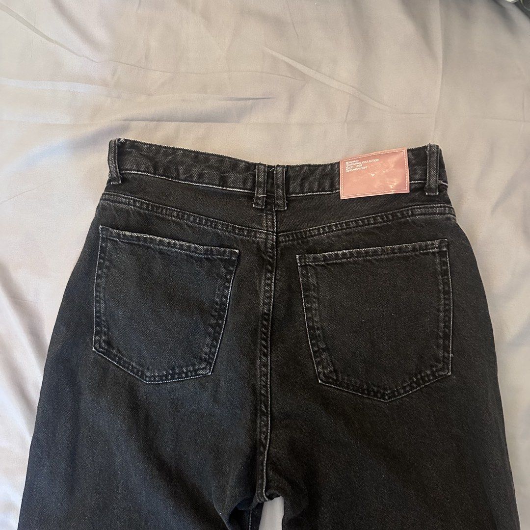 Bershka Black Baggy Jeans (Category: Jeans) located in Cabuyao City. Submitted by hyugaclan (Listing ID 1463222280, Image 2). Description: .