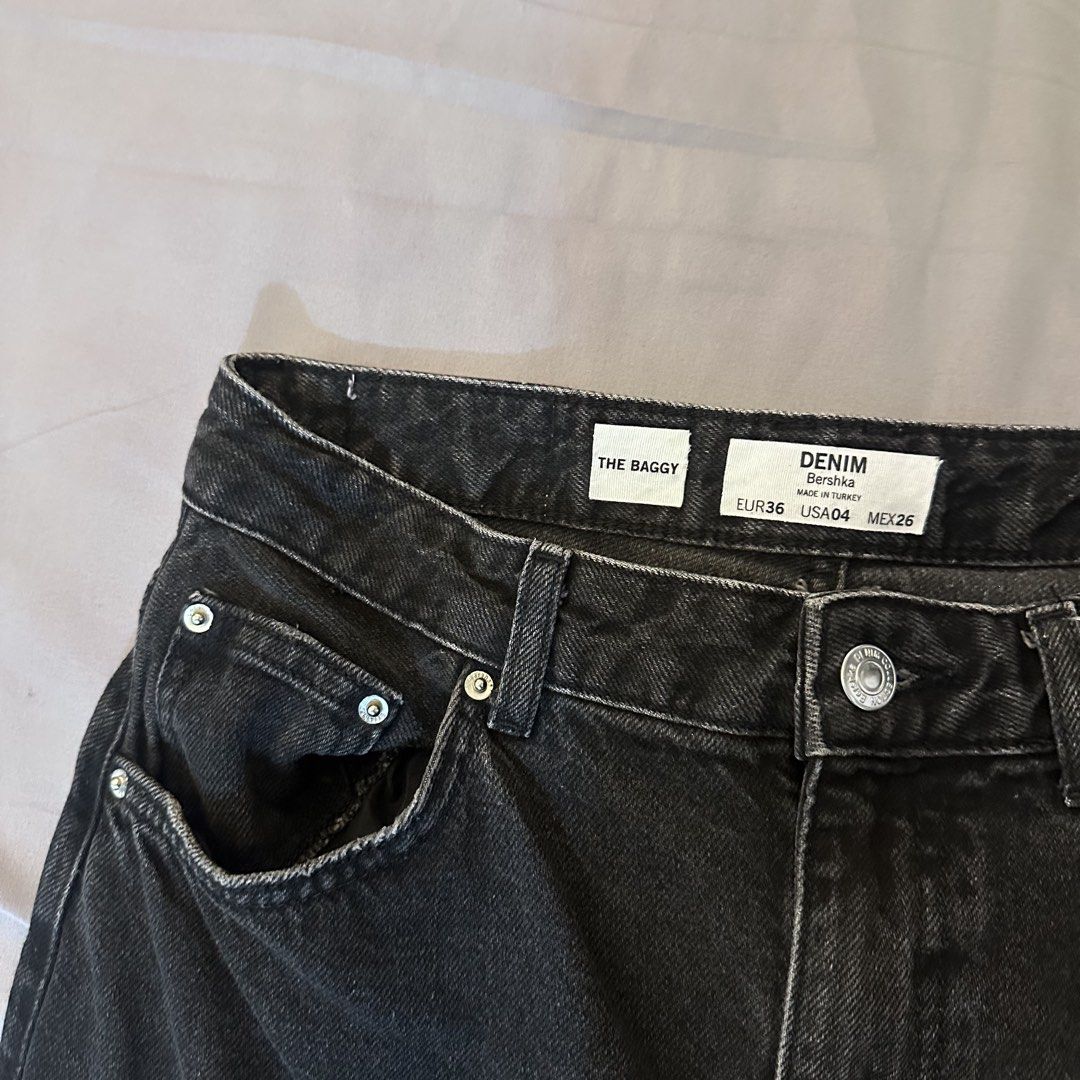 Bershka Black Baggy Jeans (Category: Jeans) located in Cabuyao City. Submitted by hyugaclan (Listing ID 1463222280, Image 3). Description: .