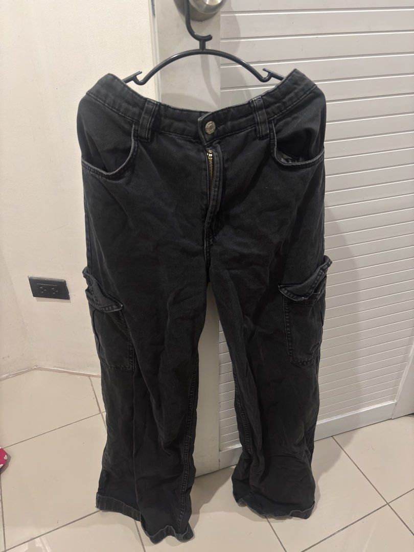 Bershka Denim Basic Cargo Pants Black (Category: Jeans) located in Manila. Submitted by xoxo_tine (Listing ID 1463237305, Image 1). Description: - Brand: Bershka - Color: Black - Style: Cargo Denim Pants - Fit: Relaxed - Closure: Zipper and button front - Features: Multiple pockets - Occasion: Everyday wear - Styling: Versatile, pairs well with any top.