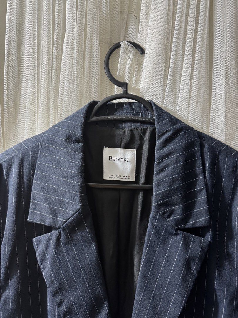 Bershka Oversized Blazer (Category: Coats, Jackets and Outerwear) located in Taguig. Submitted by saintchristian (Listing ID 1463255808, Image 2). Description: .