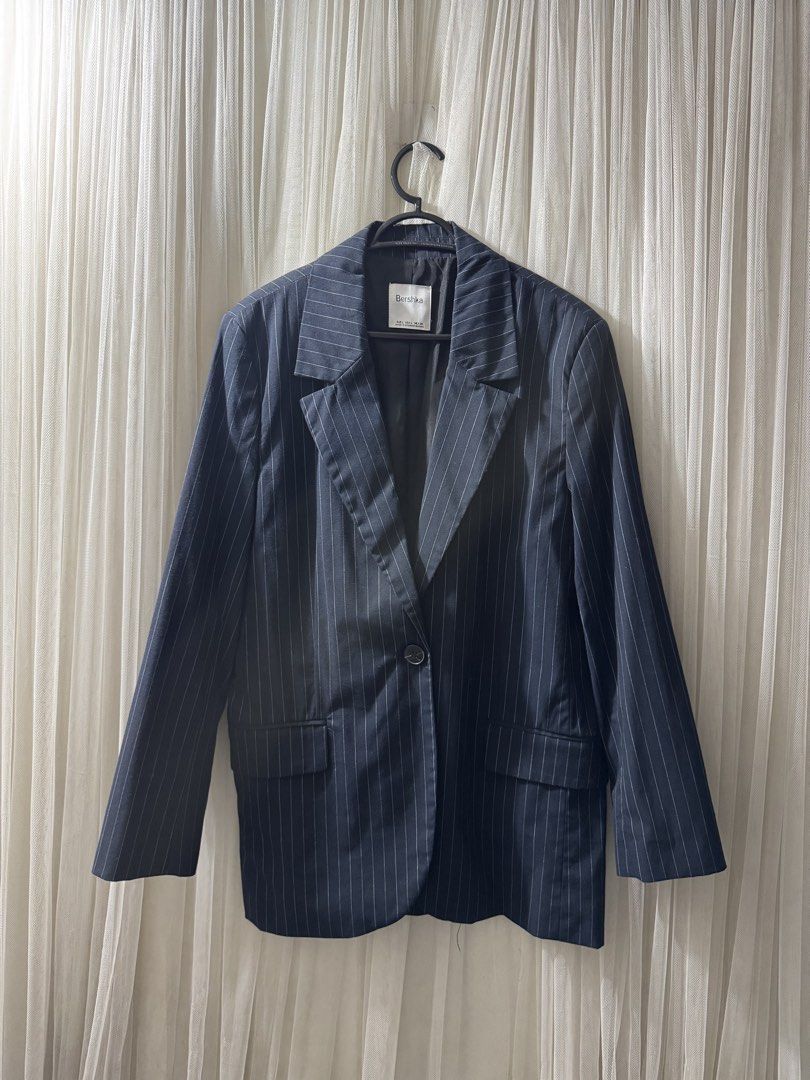 Bershka Oversized Blazer (Category: Coats, Jackets and Outerwear) located in Taguig. Submitted by saintchristian (Listing ID 1463255808, Image 1). Description: .