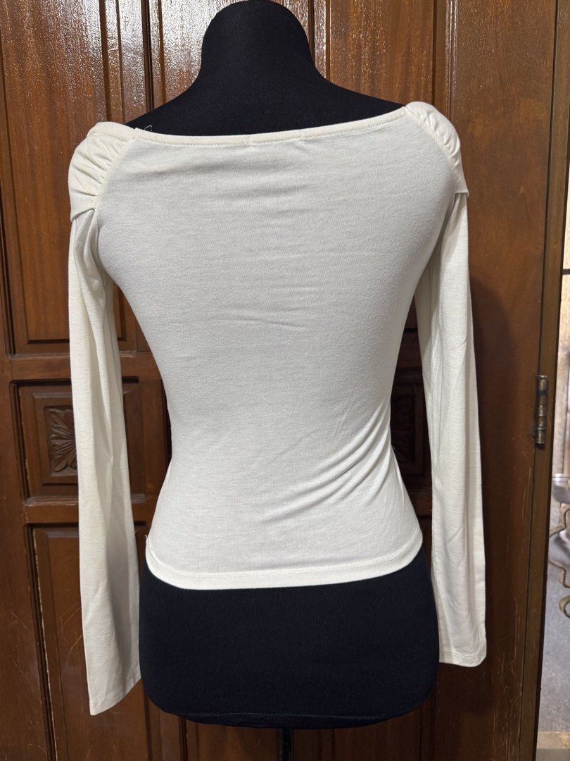Bershka White Long Sleeve Wrap Top (Category: Longsleeves) located in Manila. Submitted by prelovedshopmnl (Listing ID 1463166471, Image 2). Description: - White long sleeve top from Bershka - Flattering wrap front design - Perfect for dressing up or down.