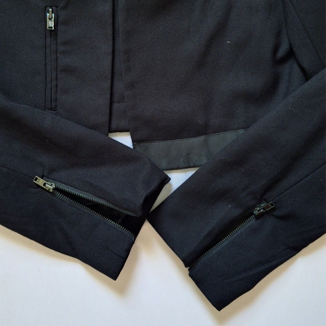 Black Cropped Blazer (Category: Coats, Jackets and Outerwear) located in Tarlac. Submitted by brownbasket (Listing ID 1463142598, Image 2). Description: Size: SX-S Price + Sf MOP: Gcash | MariBank MOD: J&T.