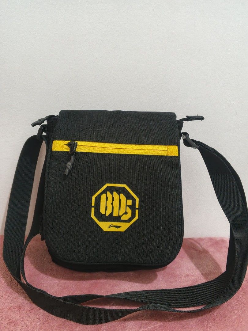 Black Crossbody Bag (Category: Cross-body Bags) located in Lucena. Submitted by jmjm31 (Listing ID 1463248862, Image 2). Description: - Sleek black crossbody bag - Adjustable strap for comfortable wear - Compact and perfect for carrying essentials - Ideal for everyday use - Effortlessly matches any outfit.