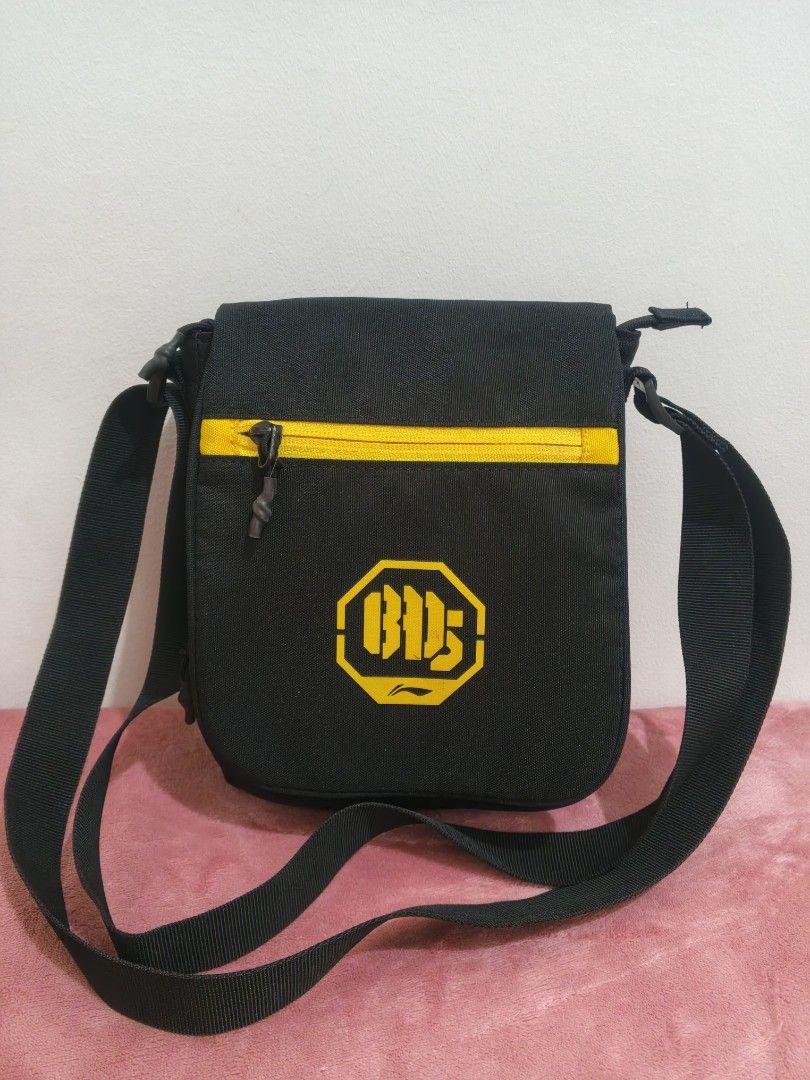 Black Crossbody Bag (Category: Cross-body Bags) located in Lucena. Submitted by jmjm31 (Listing ID 1463248862, Image 3). Description: - Sleek black crossbody bag - Adjustable strap for comfortable wear - Compact and perfect for carrying essentials - Ideal for everyday use - Effortlessly matches any outfit.
